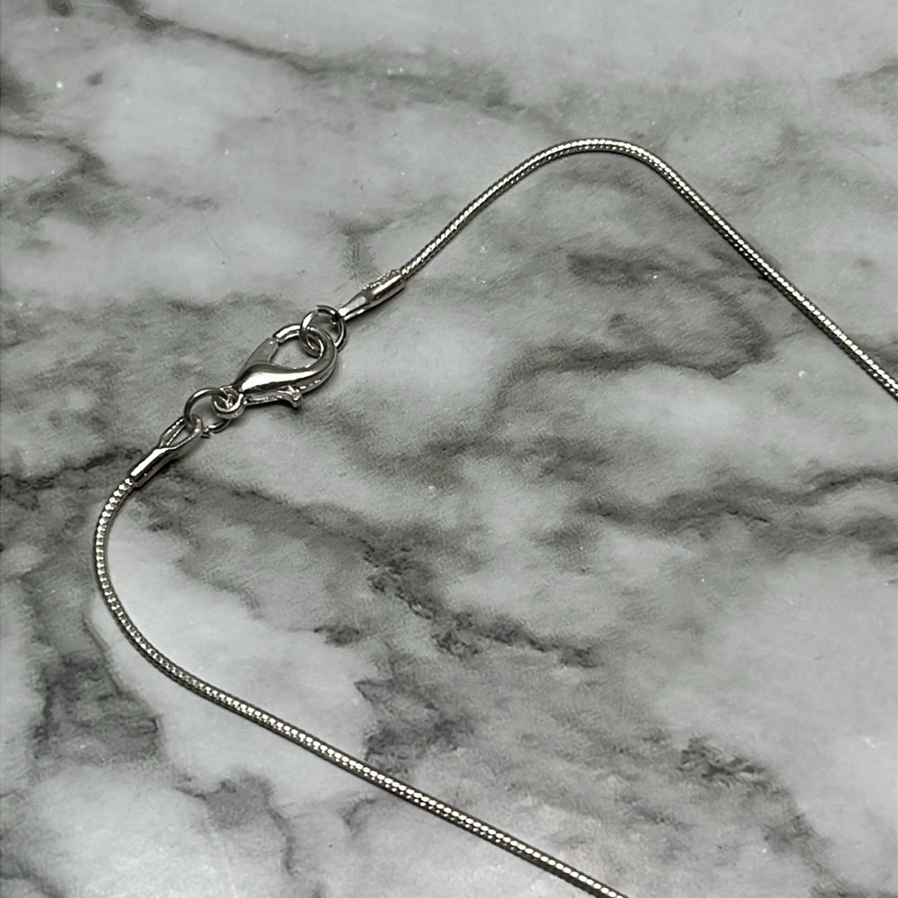 HANDMADE WHITE AGATE SILVER PENDANT WITH 925 SILVER CHAIN
NWT - Picture 7 of 8